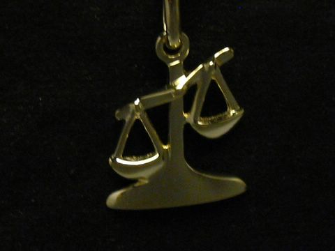 Waage aus poliertem Gold, plastische Darstellung des Sternzeichens Waage, Hersteller: Juwelier Harnisch. Elegantes Schmuckstück mit detailreicher Ausführung.