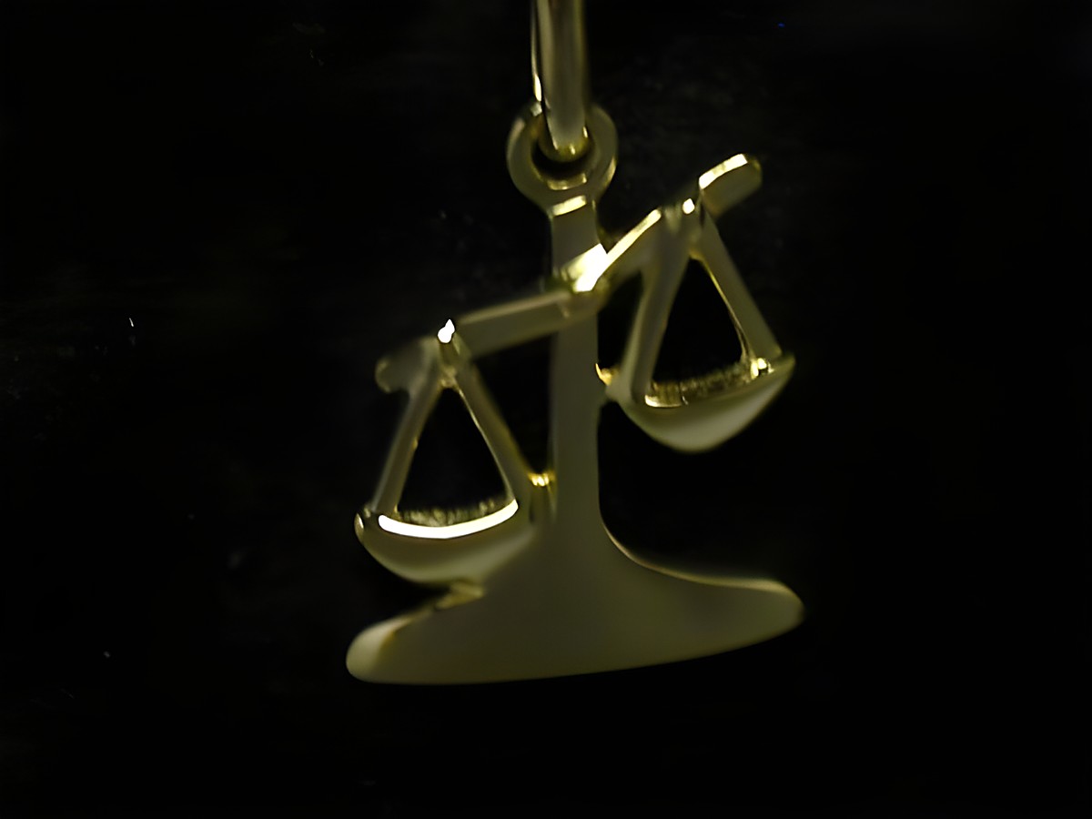 Waage aus poliertem Gold, plastische Darstellung des Sternzeichens Waage, Hersteller: Juwelier Harnisch. Elegantes Schmuckstück mit detailreicher Ausführung.