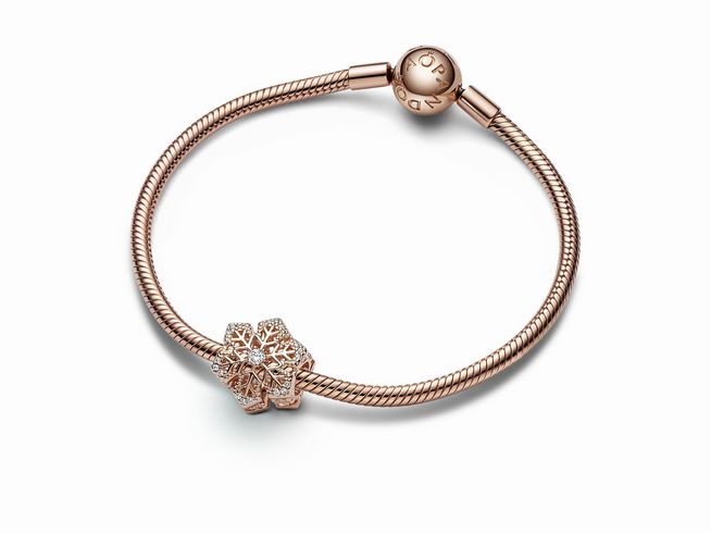 Ein eleganter Armband aus roségoldfarbener Metall mit einer filigranen Blüte als Anhänger, besetzt mit klaren Zirkonia-Steinen, von Pandora ROSE.