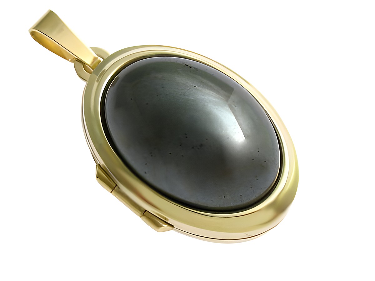 Hämatit Cabochon in ovaler Form, umrahmt von einem goldenen Medaillon aus Gold 333, Hersteller Juwelier Harnisch, edles Schmuckstück für stilvolle Anlässe.