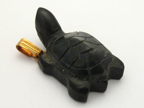 Goldfarbener Anhänger in Schildkrötenform aus Onyx mit feinen Edelsteindetails, hergestellt von Juwelier Harnisch, ideal für Schmuckliebhaber.