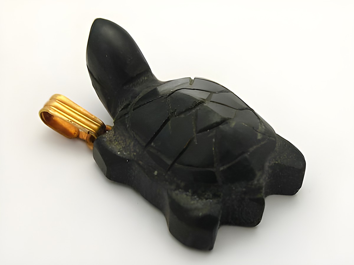 Goldfarbener Anhänger in Schildkrötenform aus Onyx mit feinen Edelsteindetails, hergestellt von Juwelier Harnisch, ideal für Schmuckliebhaber.