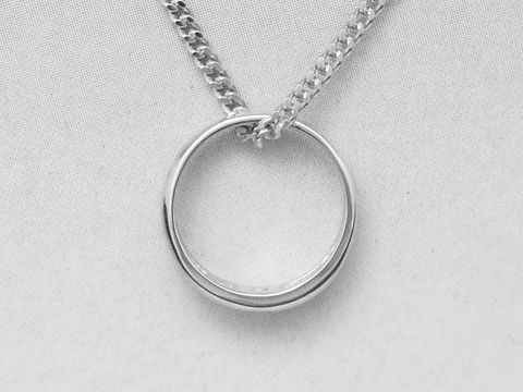 Taufring aus 585 Weißgold mit Diamant, hergestellt von Juwelier Harnisch. Elegantes Design, ideal als Taufgeschenk, glänzende Oberfläche und zeitlose Schönheit.