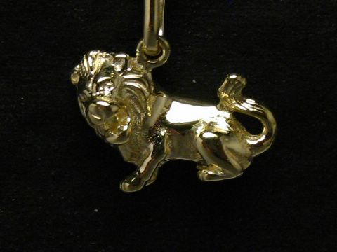 Löwe aus poliertem Gold, plastisch gestaltet, repräsentiert das Sternzeichen Löwe, Hersteller Juwelier Harnisch. Ideal als Schmuckstück für Löwe-Fans.