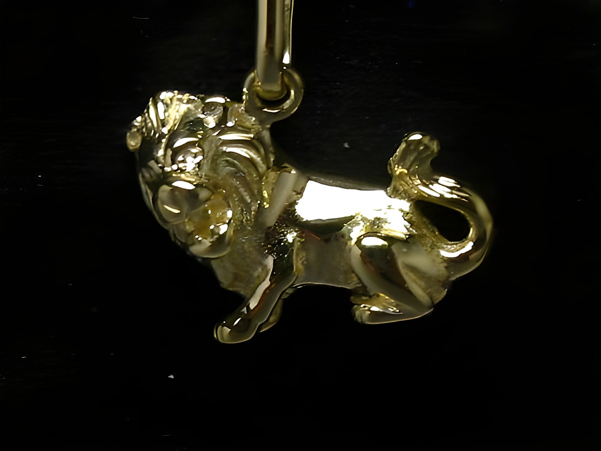 Löwe aus poliertem Gold, plastisch gestaltet, repräsentiert das Sternzeichen Löwe, Hersteller Juwelier Harnisch. Ideal als Schmuckstück für Löwe-Fans.
