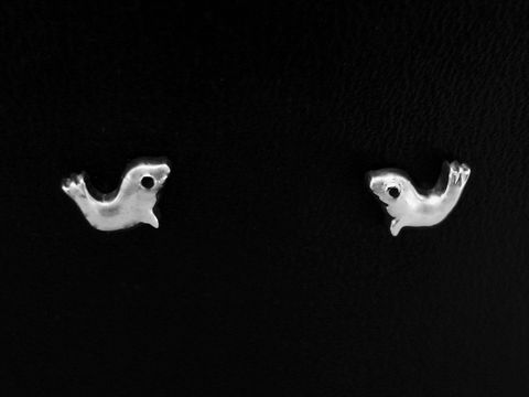 Silber Ohrringe in Form von Robben, rhodiniert, als Ohrstecker für Kinder, hergestellt von Juwelier Harnisch. Die Ohrringe zeigen spielende Seehunde.