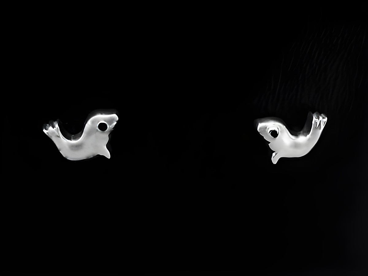 Silber Ohrringe in Form von Robben, rhodiniert, als Ohrstecker für Kinder, hergestellt von Juwelier Harnisch. Die Ohrringe zeigen spielende Seehunde.
