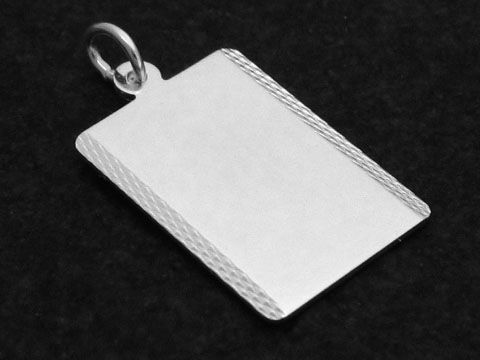 Gravurplatte Diamantschliff Anhänger aus Sterling Silber, Hersteller Juwelier Harnisch, schlichtes Design, rechteckige Form mit feinen Rillen am Rand.