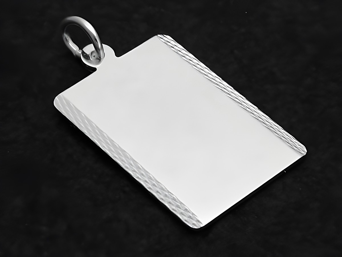 Gravurplatte Diamantschliff Anhänger aus Sterling Silber, Hersteller Juwelier Harnisch, schlichtes Design, rechteckige Form mit feinen Rillen am Rand.