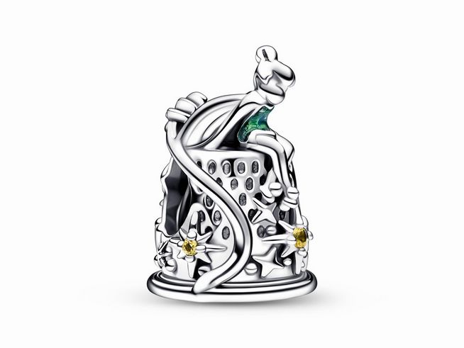 Der Pandora Disney Charm zeigt Tinker Bell in einem detailreichen Design aus Silber mit mehrfarbigem Kristall, der an einem Himmlischen Fingerhut sitzt, geschmückt mit funkelnden Elementen.