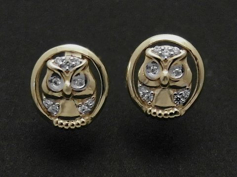 Gold Ohrringe mit einer Eule als Design, besetzt mit weißen Zirkonia, symbolisch und elegant, Hersteller Juwelier Harnisch. Perfekt für Tierliebhaber und besondere Anlässe.