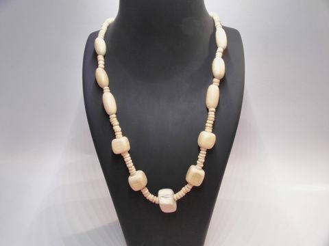 Holzkette aus naturbraunem Holz in der Länge von 60 cm, mit verschiedenen Formen und Größen der Perlen, Hersteller Juwelier Harnisch, ideal für natürlichen Schmuckstil.