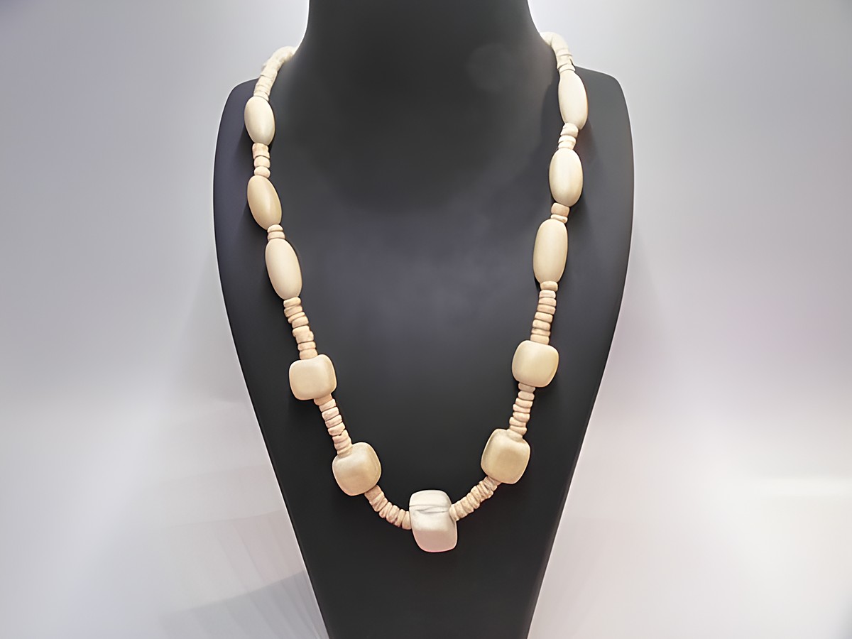 Holzkette aus naturbraunem Holz in der Länge von 60 cm, mit verschiedenen Formen und Größen der Perlen, Hersteller Juwelier Harnisch, ideal für natürlichen Schmuckstil.