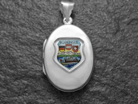 Silbernes Medaillon mit Wappen der Bodensee Grenzländer, zeigt die Flaggen von Deutschland, Österreich und der Schweiz sowie eine malerische Landschaft. Hersteller Juwelier Harnisch.