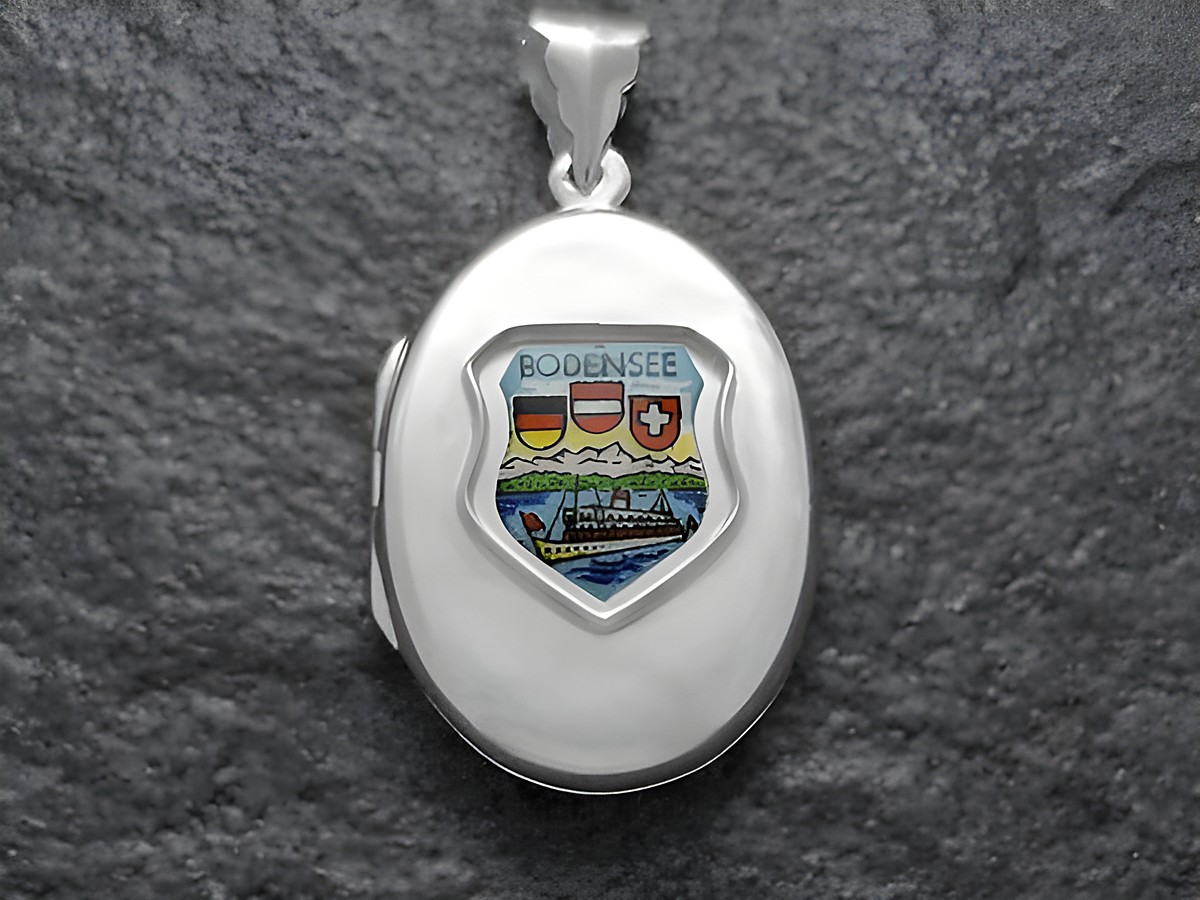 Silbernes Medaillon mit Wappen der Bodensee Grenzländer, zeigt die Flaggen von Deutschland, Österreich und der Schweiz sowie eine malerische Landschaft. Hersteller Juwelier Harnisch.