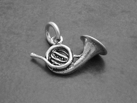 Silberner Anhänger in Form eines Jagdhorns, detaillierte Ausarbeitung des Instruments, ideal für Musikliebhaber, erhältlich beim Juwelier Harnisch.