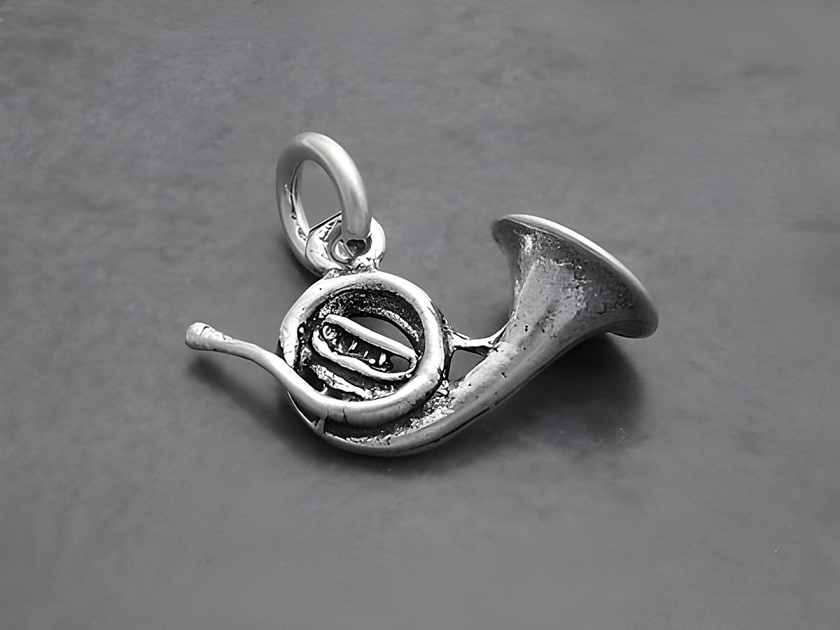 Silberner Anhänger in Form eines Jagdhorns, detaillierte Ausarbeitung des Instruments, ideal für Musikliebhaber, erhältlich beim Juwelier Harnisch.