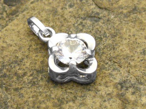 Gold Anhänger rund Zirkonia aus Weißgold 333 von Juwelier Harnisch mit funkelndem Zirkonia, perfekt für jeden Anlass und stilvolle Akzente.