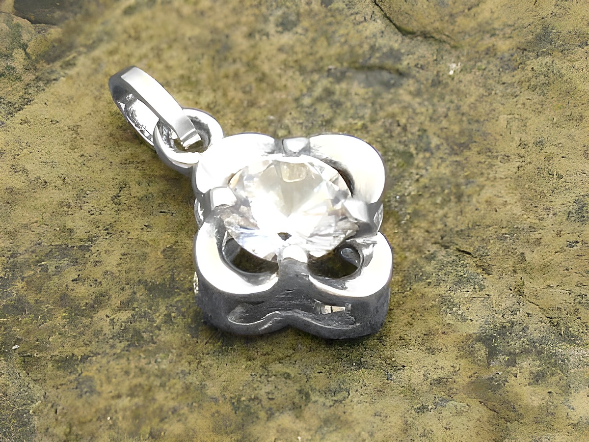 Gold Anhänger rund Zirkonia aus Weißgold 333 von Juwelier Harnisch mit funkelndem Zirkonia, perfekt für jeden Anlass und stilvolle Akzente.