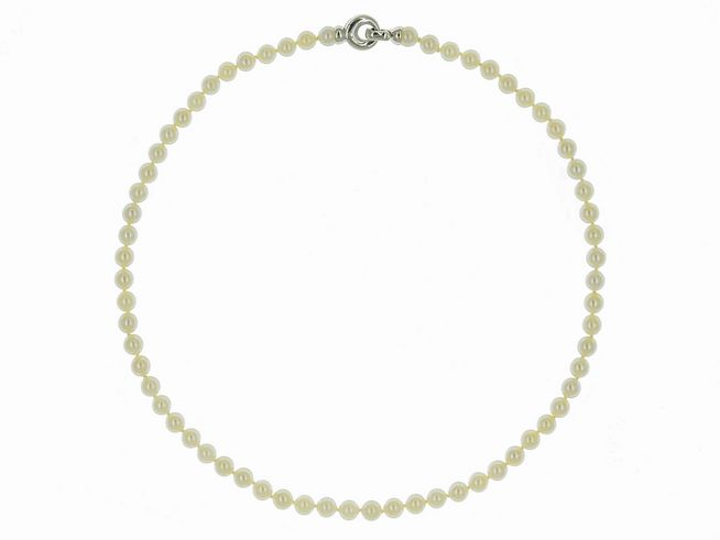 Perlenkette aus Süßwasser-Zuchtperlen in Cremefarbe mit einem Durchmesser von 6-6,5 mm und einer Länge von 46 cm, klassisch und elegant, Hersteller Juwelier Harnisch.