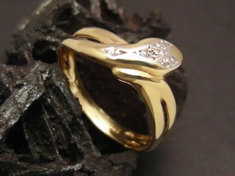 49317-0 Gold Ring in Form einer Schlange aus Gold 333 mit Diamanten, Goldring in Größe 52, Hersteller Juwelier Harnisch, bis Größe 52/17.