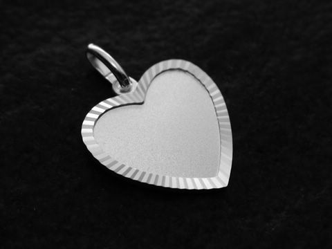 Herz Gravuranhänger aus Sterling Silber in mattierter Optik, hergestellt von Juwelier Harnisch, schlichtes Design mit feiner Struktur am Rand.