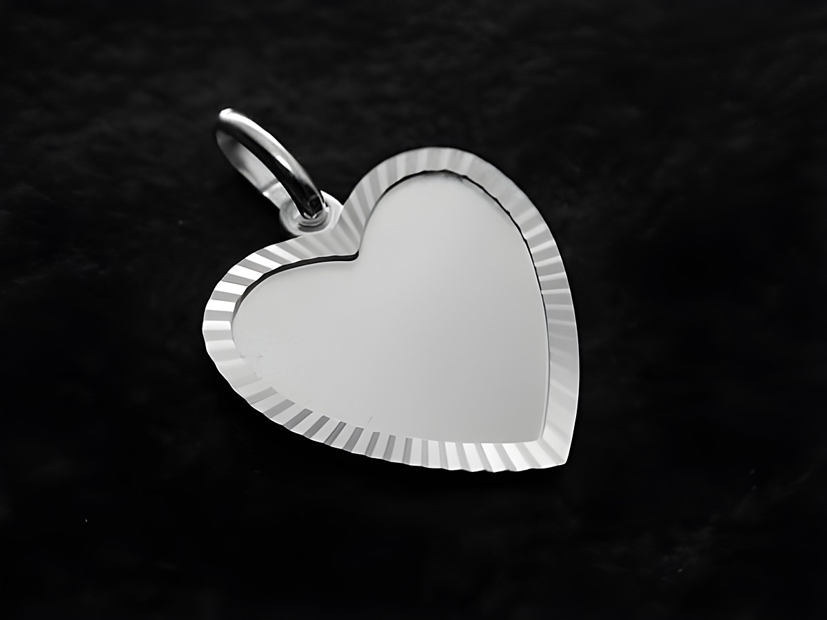 Herz Gravuranhänger aus Sterling Silber in mattierter Optik, hergestellt von Juwelier Harnisch, schlichtes Design mit feiner Struktur am Rand.