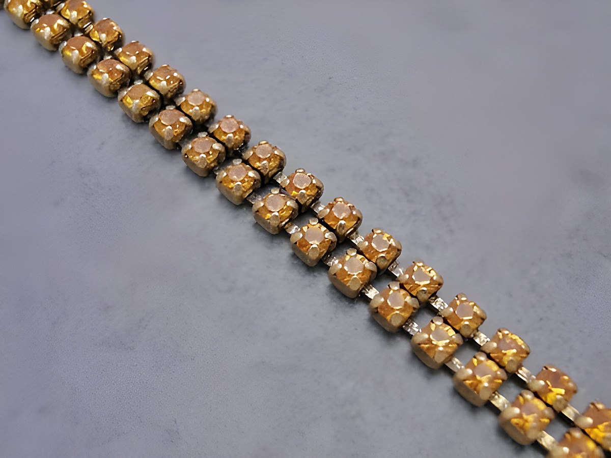 Strass Armband in verführerischem Orange, gefertigt aus hochwertigem Strassschmuck, verstellbar von 19,5 bis 21,5 cm, Hersteller Juwelier Harnisch, ideal für elegante Anlässe.