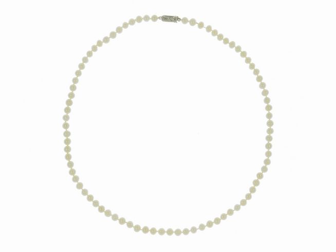 Perlenkette aus Süßwasser-Zuchtperlen in weiß mit einem Durchmesser von 5-5,5 mm, Länge 50 cm, mit Silberverschluss, Hersteller Juwelier Harnisch, klassisches Design.