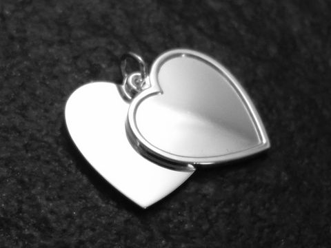 Doppeltes Gravur-Herz Anhänger aus Sterling Silber, schlicht und elegant, Hersteller Juwelier Harnisch, ideal zum Personalisieren oder Verschenken.