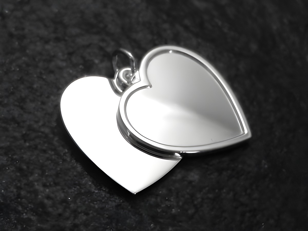Doppeltes Gravur-Herz Anhänger aus Sterling Silber, schlicht und elegant, Hersteller Juwelier Harnisch, ideal zum Personalisieren oder Verschenken.