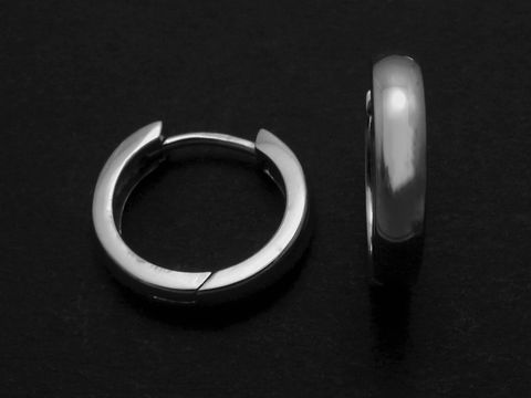 Creolen aus Weißgold 585 mit einem Durchmesser von 1,4 cm und einer Stärke von 3 x 2 mm. Scharniercreolen, hergestellt von Juwelier Harnisch, perfekte Ohrringe für jeden Anlass.