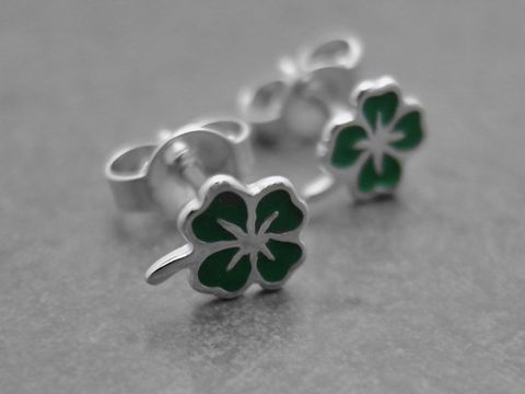 Ohrringe in Kleeblattform aus rhodiniertem Sterling Silber mit grünem Lack, hergestellt von Juwelier Harnisch, ideal für Kinder.
