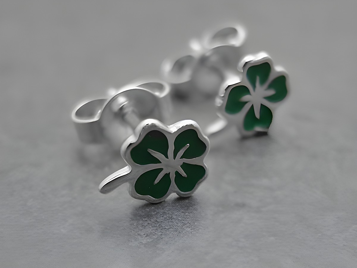 Ohrringe in Kleeblattform aus rhodiniertem Sterling Silber mit grünem Lack, hergestellt von Juwelier Harnisch, ideal für Kinder.