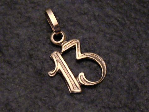Ein goldfarbener Anhänger in Form der Zahl 13 aus Gold 333, hergestellt vom Juwelier Harnisch, ideal als Schmuckstück oder Glücksbringer.