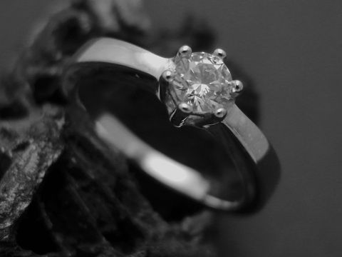 Silberring in Krappenfassung mit Zirkonia, 5,9 mm, aus rhodiniertem Sterling Silber in Größe 52, Hersteller Juwelier Harnisch, ideal bis Größe 52 oder 16,5.