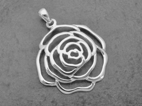 Silber Anhänger in Form einer Rosenschönheit, hergestellt von Juwelier Harnisch, zeigt filigrane Details und natürliche Pflanzeninspiration. Ideal für Schmuckliebhaber.