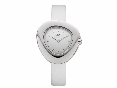 200076-0 M&M DAMENUHR M11924-642 PEBBLES mit weißem Lederband, elegantes, geschwungenes Gehäuse in Silber und schlichtem Zifferblatt, ideal für stilvolle Anlässe.