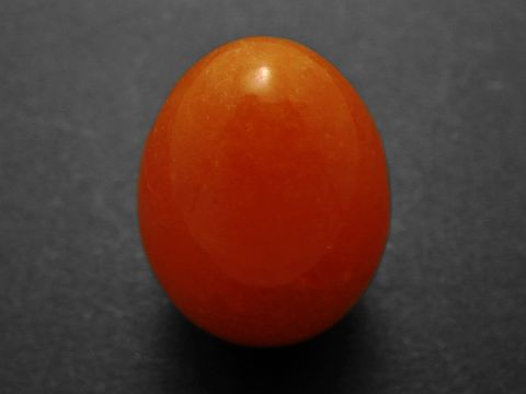 Steinei aus Achat rotbraun in Form eines Eies, Maße 30 x 22 x 22 mm, glänzende Oberfläche, hergestellt von Juwelier Harnisch, ideal für Sammler und Dekoration.