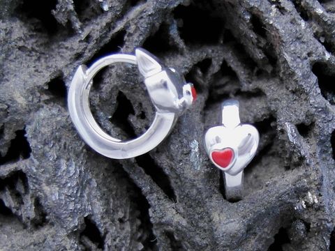 Creolen Herz im Herz aus Sterling Silber, rot lackiert, von Juwelier Harnisch. Die Ohrringe sind verspielt und elegant zugleich, perfekt für jeden Anlass.