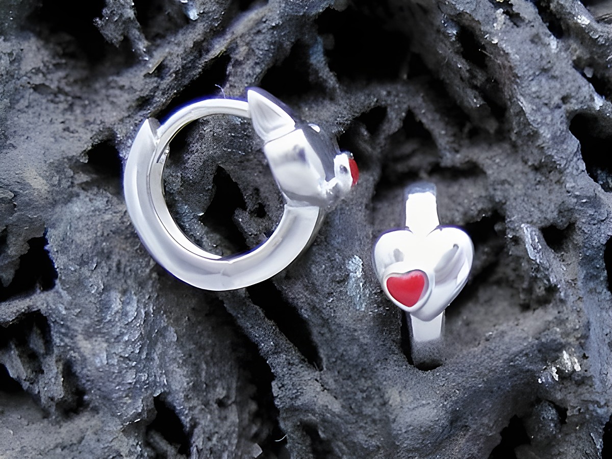 Creolen Herz im Herz aus Sterling Silber, rot lackiert, von Juwelier Harnisch. Die Ohrringe sind verspielt und elegant zugleich, perfekt für jeden Anlass.