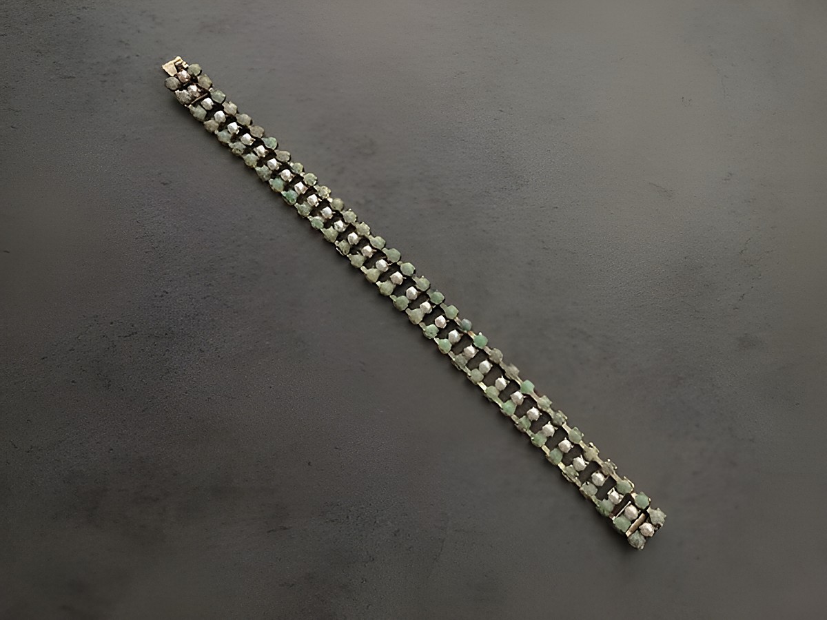 Modeschmuck Armband in Türkis und Weiß mit goldfarbenen Akzenten, hergestellt von Juwelier Harnisch, verziert mit Strasssteinen, Länge 17,5 cm, ideal für eleganten Schmuckstil. – Ansicht 2