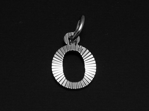 Silber Anhänger in Form des Buchstabens O mit Druck und Diamantschliff, Hersteller Juwelier Harnisch, elegantes Design für vielfältige Verwendungsmöglichkeiten.