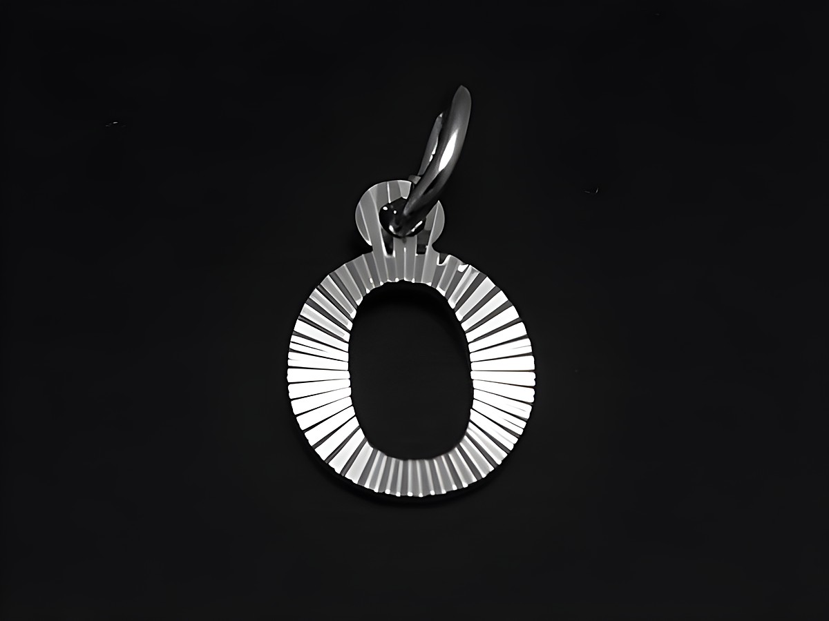 Silber Anhänger in Form des Buchstabens O mit Druck und Diamantschliff, Hersteller Juwelier Harnisch, elegantes Design für vielfältige Verwendungsmöglichkeiten.