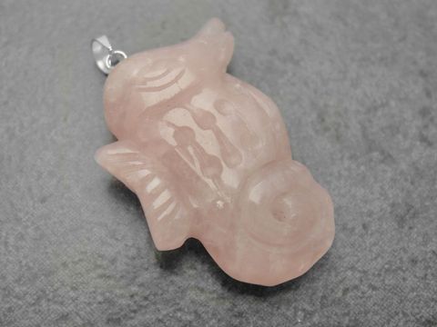 Seepferdchen Silber Anhänger aus Rosenquarz in rosa, kunstvoll gestaltet, tierisches Design, ideal für Schmuckliebhaber und Naturfreunde, Hersteller Juwelier Harnisch.