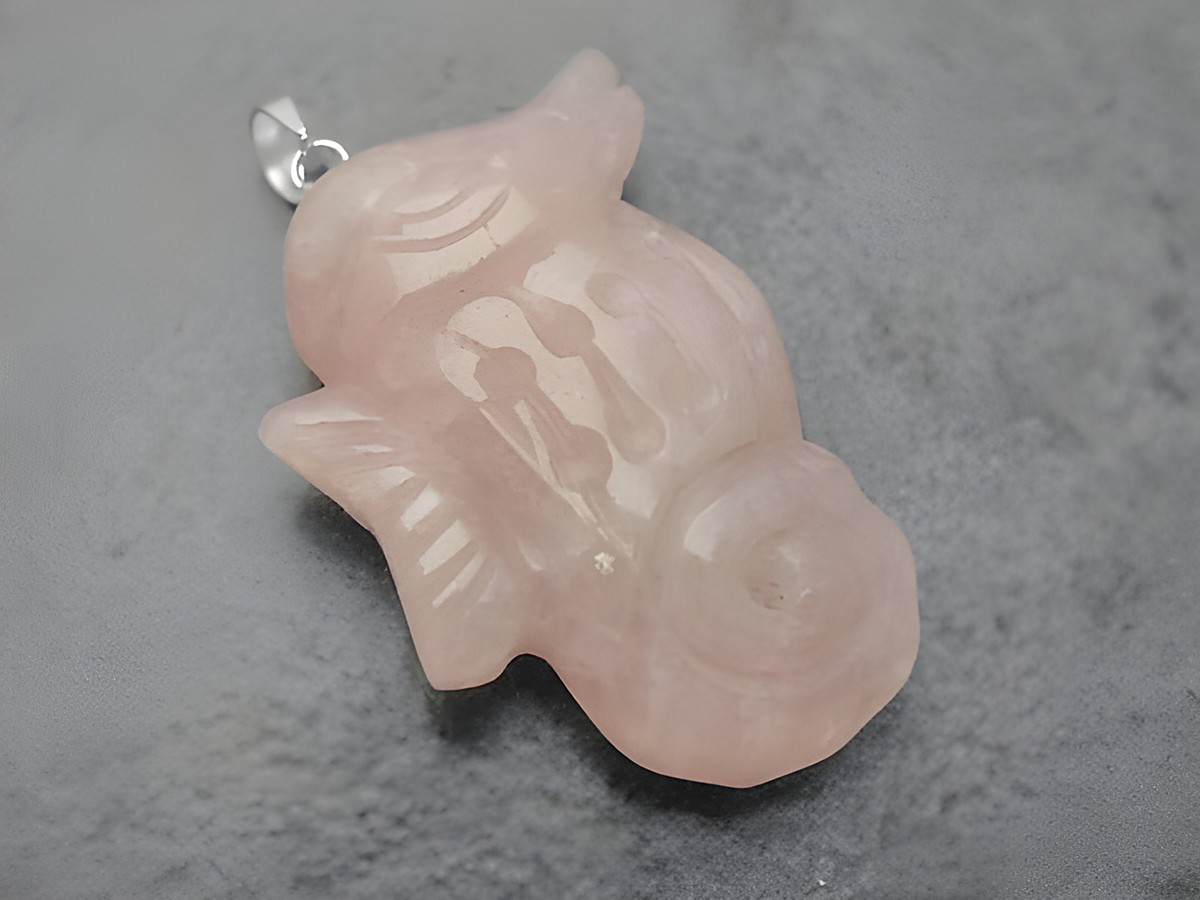Seepferdchen Silber Anhänger aus Rosenquarz in rosa, kunstvoll gestaltet, tierisches Design, ideal für Schmuckliebhaber und Naturfreunde, Hersteller Juwelier Harnisch.