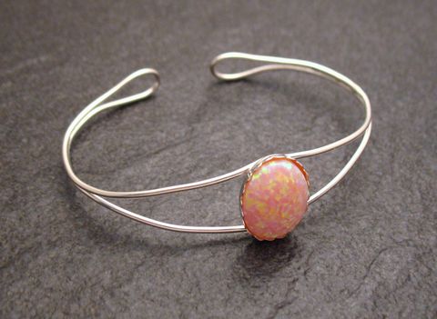 Rosenfarbener Opal Armreifen aus Sterling Silber, 18 cm Umfang, filigranes Design mit einem ovalen Stein in der Mitte, geeignet für elegante Anlässe und den täglichen Gebrauch.