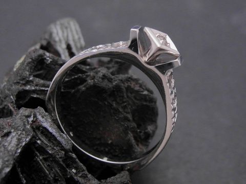 Gold Ring königlich Weißgold 585 Brillant Goldring Größe 56,5 Hersteller Juwelier Harnisch bis Größe 58/18,5 auf schwarzem Hintergrund.