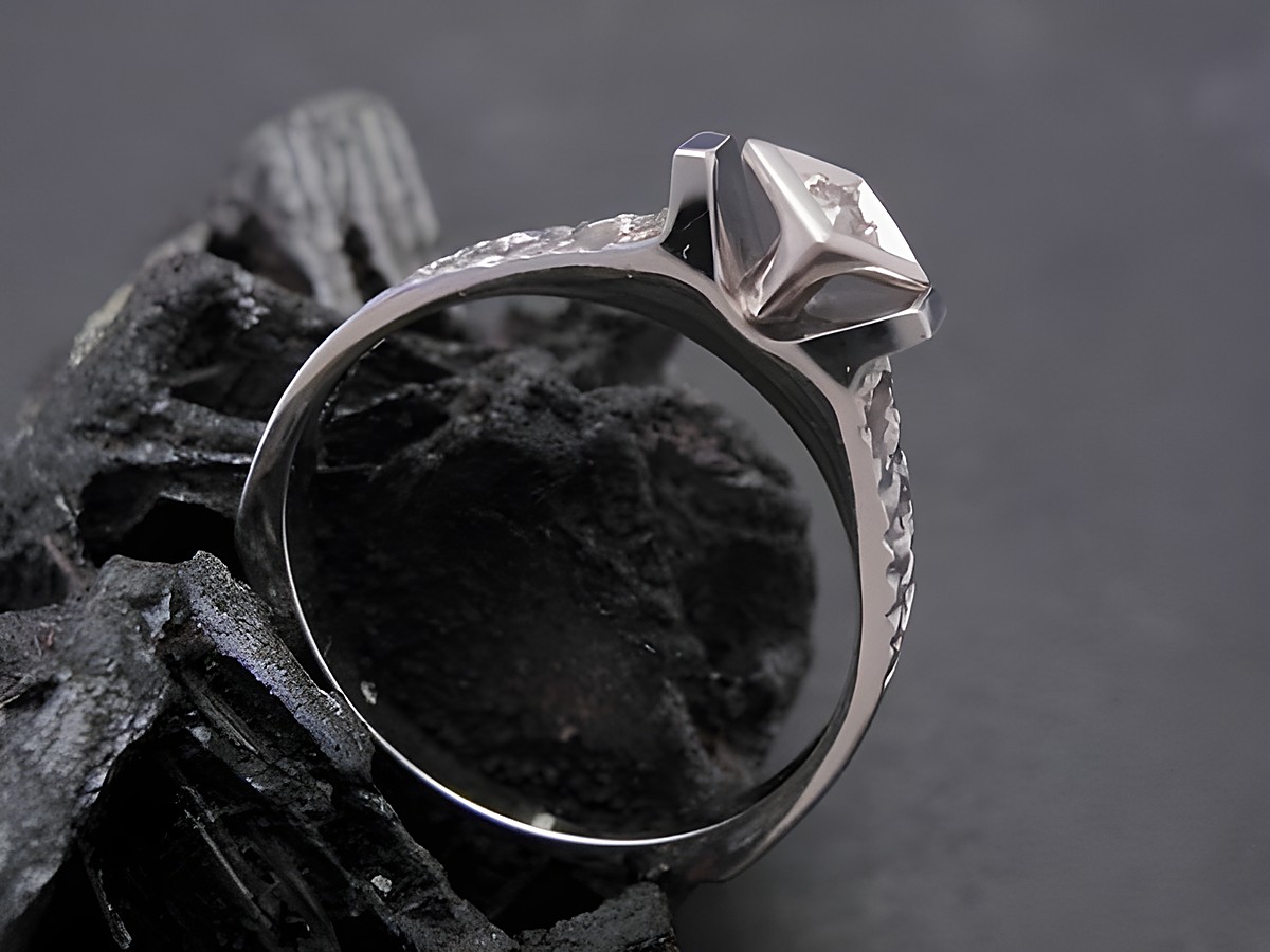 Gold Ring königlich Weißgold 585 Brillant Goldring Größe 56,5 Hersteller Juwelier Harnisch bis Größe 58/18,5 auf schwarzem Hintergrund. – Ansicht 2