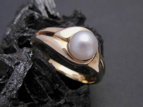 Gold Perlen Ring galant Gr. 55,5 mit einer Zuchtperle von 6,1 mm aus Gold 585 vom Hersteller Juwelier Harnisch bis Gr. 56/18, elegant auf schwarzem Untergrund präsentiert.